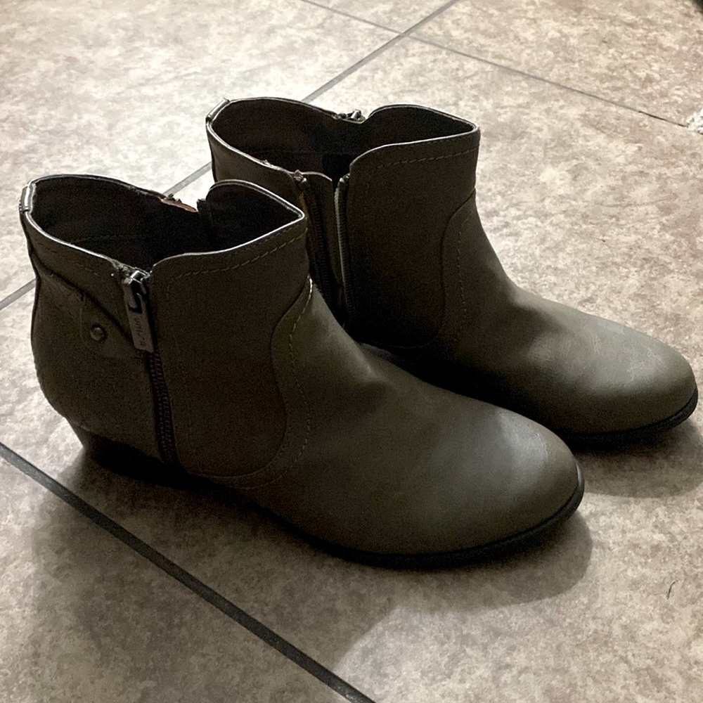 Unisa Payola Boots Side Zip Quilted Cuff Ankle Booties 8 Taupe Low Heel NEW